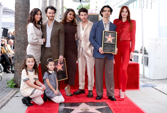 Jonas Brothers akhirnya menjadi bagian dari para bintang yang namanya menghiasi jalanan Hollywood Walk of Fame. Dalam seremoni penganugerahan penghargaan tersebut di Los Angeles, California, AS, pada Senin (30/1/2023), ketiga Jonas bersaudara, Kevin, Joe, dan Nick, datang bersama istri masing-masing. Khusus untuk momen spesial itu, aktris Priyanka Chopra yang mendampingi Nick memboyong buah hati mereka, Maltie Marie. (Foto: Amy Sussman/Getty Images)