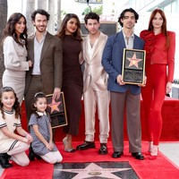 Jonas Brothers akhirnya menjadi bagian dari para bintang yang namanya menghiasi jalanan Hollywood Walk of Fame. Dalam seremoni penganugerahan penghargaan tersebut di Los Angeles, California, AS, pada Senin (30/1/2023), ketiga Jonas bersaudara, Kevin, Joe, dan Nick, datang bersama istri masing-masing. Khusus untuk momen spesial itu, aktris Priyanka Chopra yang mendampingi Nick memboyong buah hati mereka, Maltie Marie. (Foto: Amy Sussman/Getty Images)