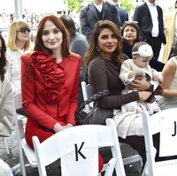 Seperti dilansir dari berbagai sumber, acara ini sekaligus menjadi momen perdana bagi Nick dan Priyanka untuk memperlihatkan Maltie kepada khalayak. Sebelumnya, mereka memilih merahasiakan wajah anak pertama mereka yang kelahirannya diumumkan pada Januari 2022. (Foto: Jordan Strauss/Invision/AP)