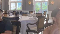 Penyanyi kelahiran 1997 itu memang sering terlihat menghabiskan waktu dengan mencoba makan di restoran mewah bergaya fine dining. Foto: Instagram @angelpieters