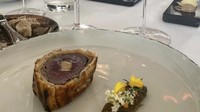 Salah satunya ini saat Angel Pieters menikmati potongan daging wellington di restoran Apertifit Bali. Sepertinya enak ya? Foto: Instagram @angelpieters