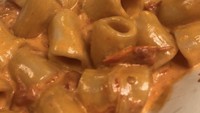 Saat pergi ke Hong Kong, penyanyi berusia 25 tahun itu juga tampak menikmati pasta makaroni dengan tambahan potongan daging di sebuah restoran. Foto: Instagram @angelpieters