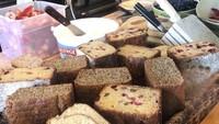 Kali ini, penyanyi muda ini sedang mampir ke salah satu bakery yang terletak di San Fransisco, Amerika untuk mencicipi kue dan roti di sana. Foto: Instagram @angelpieters
