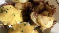 Inilah salah satu makanan yang ia pesan di Mama’s on Washington Square. Sepertinya Angel menyukai sarapan bergaya Amerika. Foto: Instagram @angelpieters