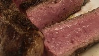 Jika pergi ke restoran fine dining, penyanyi bernama lengkap Angelica Martha Pieters Sihombing itu tampaknya suka menikmati steak dengan tingkat kematangan medium rare. Foto: Instagram @angelpieters