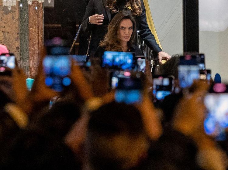 7 Foto Angelina Jolie Diserbu Fans di Paris, Ekspresi Wajahnya Bikin Salfok
