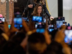 7 Foto Angelina Jolie Diserbu Fans di Paris, Ekspresi Wajahnya Bikin Salfok