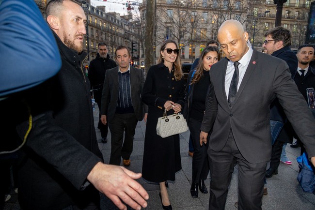 Angelina Jolie mendatangi toko Guerlain di Paris, Prancis, Senin (30/1/2023). Guerlain merupakan merek kosmetik, parfum dan skincare yang berdiri sejak 1828 di Prancis. Foto: Marc Piasecki/Getty Images for Guerlain