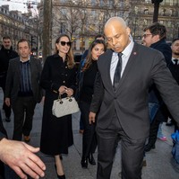 Angelina Jolie mendatangi toko Guerlain di Paris, Prancis, Senin (30/1/2023). Guerlain merupakan merek kosmetik, parfum dan skincare yang berdiri sejak 1828 di Prancis. Foto: Marc Piasecki/Getty Images for Guerlain