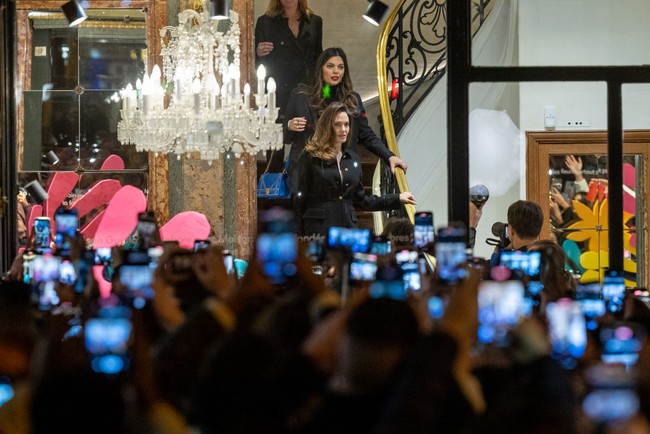 Tak disangka jumlah fans yang mendatangi toko Guerlain semakin banyak. Jolie diserbu banyak kamera ponsel fans saat hendak keluar dari toko Guerlain. Foto: Marc Piasecki/Getty Images for Guerlain