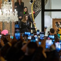 Tak disangka jumlah fans yang mendatangi toko Guerlain semakin banyak. Jolie diserbu banyak kamera ponsel fans saat hendak keluar dari toko Guerlain. Foto: Marc Piasecki/Getty Images for Guerlain