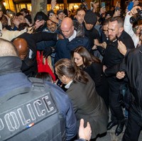 Angelina Jolie mendapat pengawalan ketat saat keluar dari butik Guerlain dan masuk ke dalam mobilnya. Dia kesulitan berjalan karena banyaknya fans yang menyerbunya. Foto: Marc Piasecki/Getty Images for Guerlain