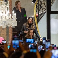 Jolie menunjukkan ekspresi poker face saat banyak kamera ponsel fans memotretnya dari luar toko Guerlain. Foto: Marc Piasecki/Getty Images for Guerlain