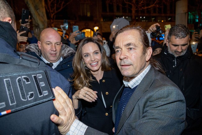 Dalam sebuah wawancara dengan Marie Claire USA, Jolie pernah mengatakan brand Guerlain sudah dikenalnya sejak kecil. “Itu adalah brand yang disukai ibuku, jadi aku sudah mengenalnya sejak kecil. Salah satu merek parfum tertua di dunia dari Prancis, negara yang aku merasa dekat dan cintai,” kata mantan istri Brad Pitt itu. Foto: Marc Piasecki/Getty Images for Guerlain