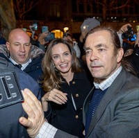 Dalam sebuah wawancara dengan Marie Claire USA, Jolie pernah mengatakan brand Guerlain sudah dikenalnya sejak kecil. “Itu adalah brand yang disukai ibuku, jadi aku sudah mengenalnya sejak kecil. Salah satu merek parfum tertua di dunia dari Prancis, negara yang aku merasa dekat dan cintai,” kata mantan istri Brad Pitt itu. Foto: Marc Piasecki/Getty Images for Guerlain