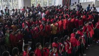 700 anak ini mendapatkan tumpangan gratis di kereta metro untuk pertama kalinya.
