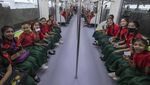 Antusias 700 Anak Bangladesh Saat Diajak Naik Kereta