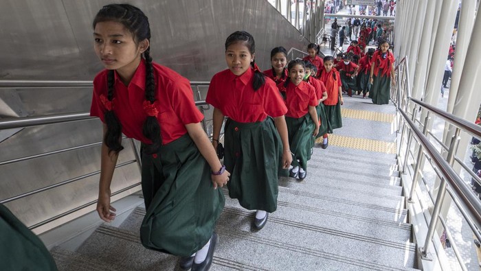 DHAKA, BANGLADESH - JANUARY 30: Children get a free ride on metro rail for the first time following an initiative by the Bangladeshi Ministry of Women and Children Affairs in Dhaka, Bangladesh on January 30, 2023. Of the children, 474 were honoured with National Children Award Competition 2020 and 2021, 135 are street children and around 200 are from Shishu Bikash Kendra of Azimpur and Keraniganj centres. (Photo by Zakir Hossain Chowdhury/Anadolu Agency via Getty Images)