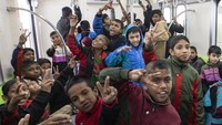 Kemudian 135 anak merupakan anak jalanan dan sekitar 200 anak lainnya berasal dari pusat Shishu Bikash Kendra dari Azimpur dan Keraniganj.