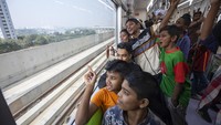 Tampak anak-anak itu antusias saat naik kereta metro dengan teman-temannya.
