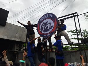 Kembali Datangi Kantor Arema FC, Aremania Diskusi dan Pasang Logo