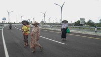 Pejabat Pembuat Komitmen (PPK)1.4 Daerah Istimewa Yogyakarta, Julian Situmorang mengatakan Jembatan Kretek II ini memiliki empat lajur. Dua lajur sisi utara untuk lalu lintas dari barat ke timur dan dua lajur sisi selatan untuk lalu lintas dari timur ke barat.  