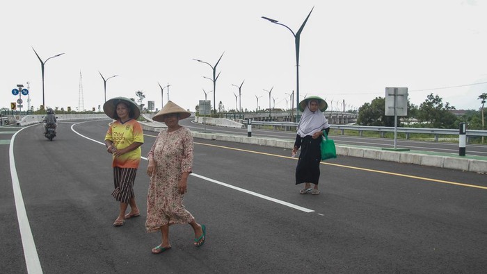 Asik..Jembatan Kretek II di Bantul Sudah Dibuka Pengendara sepeda motor melintas di Jembatan Kretek II saat uji coba pembukaan di Kretek, Bantul, DI Yogyakarta, Selasa (31/1/2023). Pemerintah melalui Direktorat Jendral Bina Marga dan Dinas Perhubungan Kabupaten Bantul melakukan uji coba pembukaan Jembatan Kretek II sebagai penghubung kawasan wisata di Jalur Jalan Lintas Selatan Jawa. ANTARA FOTO/Hendra Nurdiyansyah/tom.