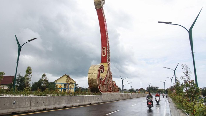 Asik..Jembatan Kretek II di Bantul Sudah Dibuka Pengendara sepeda motor melintas di Jembatan Kretek II saat uji coba pembukaan di Kretek, Bantul, DI Yogyakarta, Selasa (31/1/2023). Pemerintah melalui Direktorat Jendral Bina Marga dan Dinas Perhubungan Kabupaten Bantul melakukan uji coba pembukaan Jembatan Kretek II sebagai penghubung kawasan wisata di Jalur Jalan Lintas Selatan Jawa. ANTARA FOTO/Hendra Nurdiyansyah/tom.