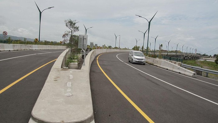 Asik..Jembatan Kretek II di Bantul Sudah Dibuka Pengendara sepeda motor melintas di Jembatan Kretek II saat uji coba pembukaan di Kretek, Bantul, DI Yogyakarta, Selasa (31/1/2023). Pemerintah melalui Direktorat Jendral Bina Marga dan Dinas Perhubungan Kabupaten Bantul melakukan uji coba pembukaan Jembatan Kretek II sebagai penghubung kawasan wisata di Jalur Jalan Lintas Selatan Jawa. ANTARA FOTO/Hendra Nurdiyansyah/tom.
