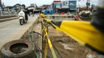 Bahaya! Proyek Jembatan Jatijajar Depok Cuma Dibatas Garis Barikade