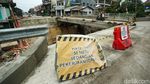 Bahaya! Proyek Jembatan Jatijajar Depok Cuma Dibatas Garis Barikade