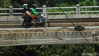 Pemotor harus hati-hati, sebab jembatan hanya diberi pembatas barricade line.