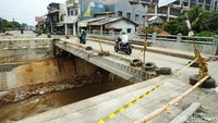 Pembangunan jembatan yang tak kunjung rampung ini nampak berbahaya karena hanya menggunakan pembatas barricade line.