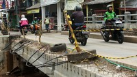 Sementara itu mobil belum bisa melintas di jembatan tersebut.