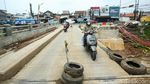 Bahaya! Proyek Jembatan Jatijajar Depok Cuma Dibatas Garis Barikade