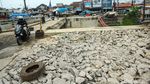 Bahaya! Proyek Jembatan Jatijajar Depok Cuma Dibatas Garis Barikade