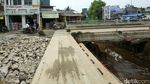 Bahaya! Proyek Jembatan Jatijajar Depok Cuma Dibatas Garis Barikade