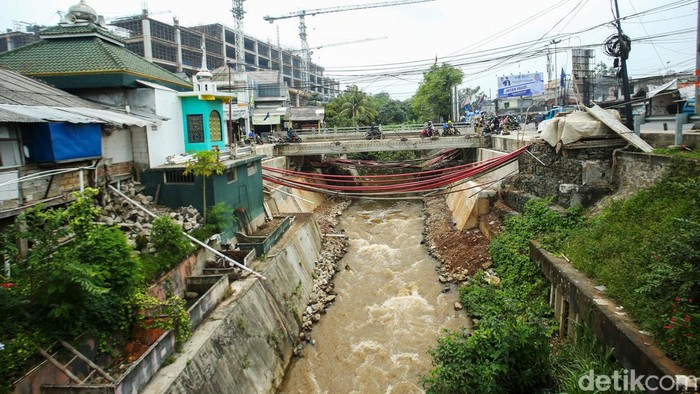 Pengendara melintas di jembatan Jatijajar, Depok, Selasa (31/1/2023). Jembatan yang tak kunjung rampung ini nampak berbahaya karena hanya menggunakan pembatas barricade line.