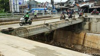 Pengendara sepeda motor melintas di proyek Jembatan Jatijajar Depok, Jawa Barat, Selasa (31/1/2023).