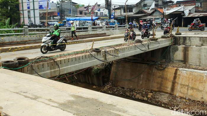 Bahaya Proyek Jembatan Jatijajar Depok Cuma Dibatas Garis Barikade