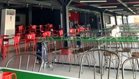 Bali United Cafe masih beroperasi di tengah renovasi Stadion Dipta. Terlihat pengunjung datang untuk membeli makanan sembari melihat stadion dari dalam. Foto: Siti Muamalah/detikBali