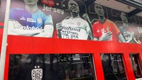 Bali United Store juga masih buka karena tidak mengganggu jalannya renovasi. Hal ini atas seizin Kementerian PUPR. Foto: Siti Muamalah/detikBali
