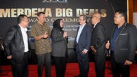 Direktur Utama PT Trijaya Pratama Futures (TPFx) Rizal T. Hutasoit (dari kiri) berbincang dengan Kepala Biro Pengawasan Perdagangan Berjangka Komoditi, Sistem Resi Gudang, Pasar Lelang Komoditas Bappebti Heryono Hadi Prasetyo, Komisaris Utama PT Trijaya Pratama Futures (TPFx) Melanie Armelia Desky, Direktur Utama Bursa Berjangka Jakarta Stephanus Paulus Lumintang, Direktur Utama Kliring Berjangka Indonesia Fajar Wibhiyadi dan Direktur Kepatuhan TPFx Very Sansuddin Tumanggor saat acara Merdeka Big Deals: Reward Ceremony di Jakarta, Selasa (31/1/2023). 
