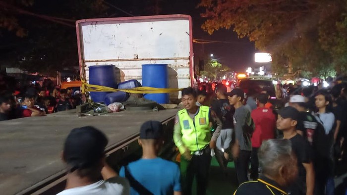 Seorang pemulung bernama Holen Marbun (36) di Banjarmasin, Kalimantan Selatan (Kalsel) tewas usai terlindas truk tronton.