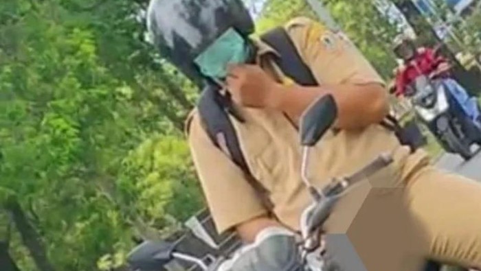 Seorang pria diduga Aparatur Sipil Negara (ASN) di Banjarmasin, Kalimantan Selatan (Kalsel) melakukan tindakan tak senonoh dengan memamerkan alat kelaminnya di hadapan wanita.