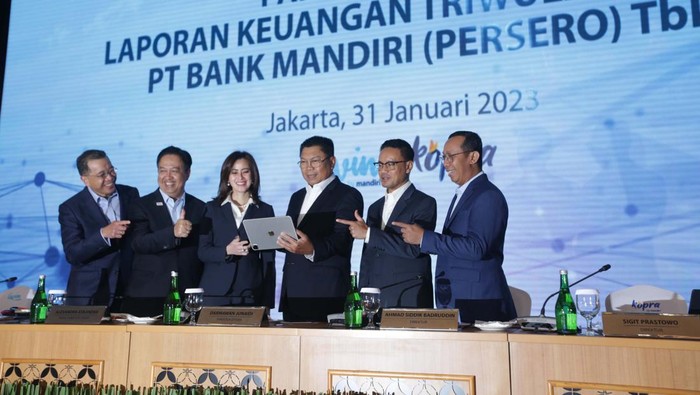 Bank Mandiri Raih Laba Rp 41,2 T Bank Mandiri paparkan pencapaian kinerja IV-2022 di Jakarta, Selasa (31/1). Bank Mandiri sepanjang 2022 mencatatkan laba bersih Rp 41,2 triliun secara konsolidasian.
