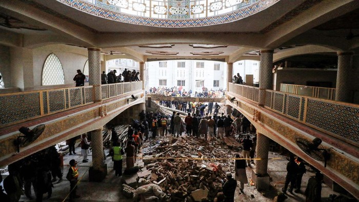 Bom bunuh diri mengguncang sebuah masjid di Pakistan, Senin (30/1). Selain menewaskan puluhan orang, ledakan bom juga merusak bangunan masjid.