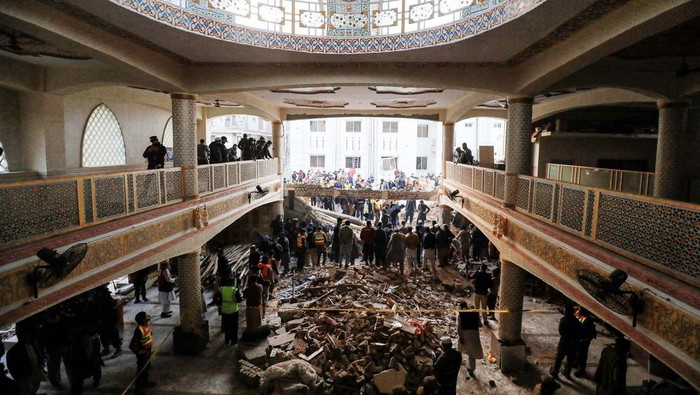 Begini Kondisi Masjid di Pakistan Usai Diguncang Bom Bunuh Diri Bom bunuh diri mengguncang sebuah masjid di Pakistan, Senin (30/1). Selain menewaskan puluhan orang, ledakan bom juga merusak bangunan masjid.