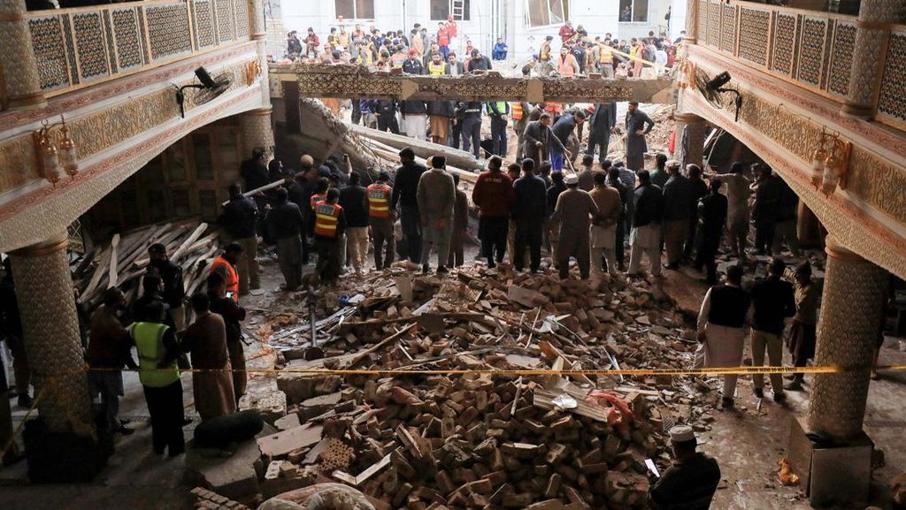 Terungkap! Pengebom Bunuh Diri di Masjid Pakistan Berseragam Polisi