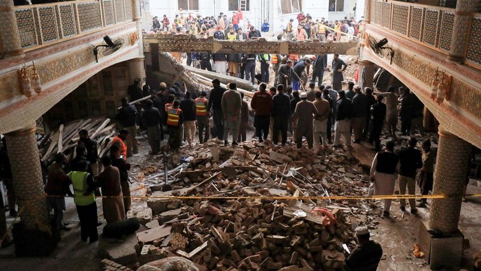 Begini Kondisi Masjid di Pakistan Usai Diguncang Bom Bunuh Diri Bom bunuh diri mengguncang sebuah masjid di Pakistan, Senin (30/1). Selain menewaskan puluhan orang, ledakan bom juga merusak bangunan masjid.